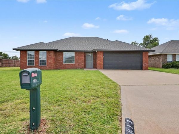1613 Sommerset Place, Altus, OK 73521