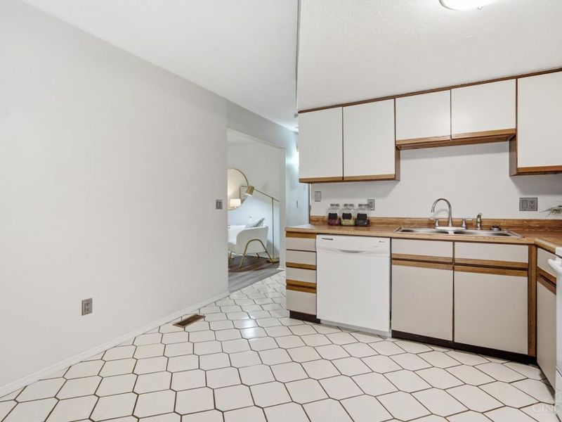 665 Hidden Valley Court, Fairborn, OH 45324 Photo 10