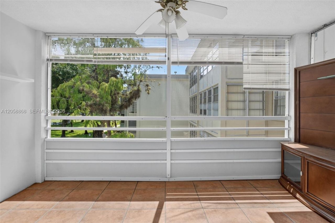 2900 NW 48th Ter , Unit 310, Lauderdale Lakes, FL 33313 Photo