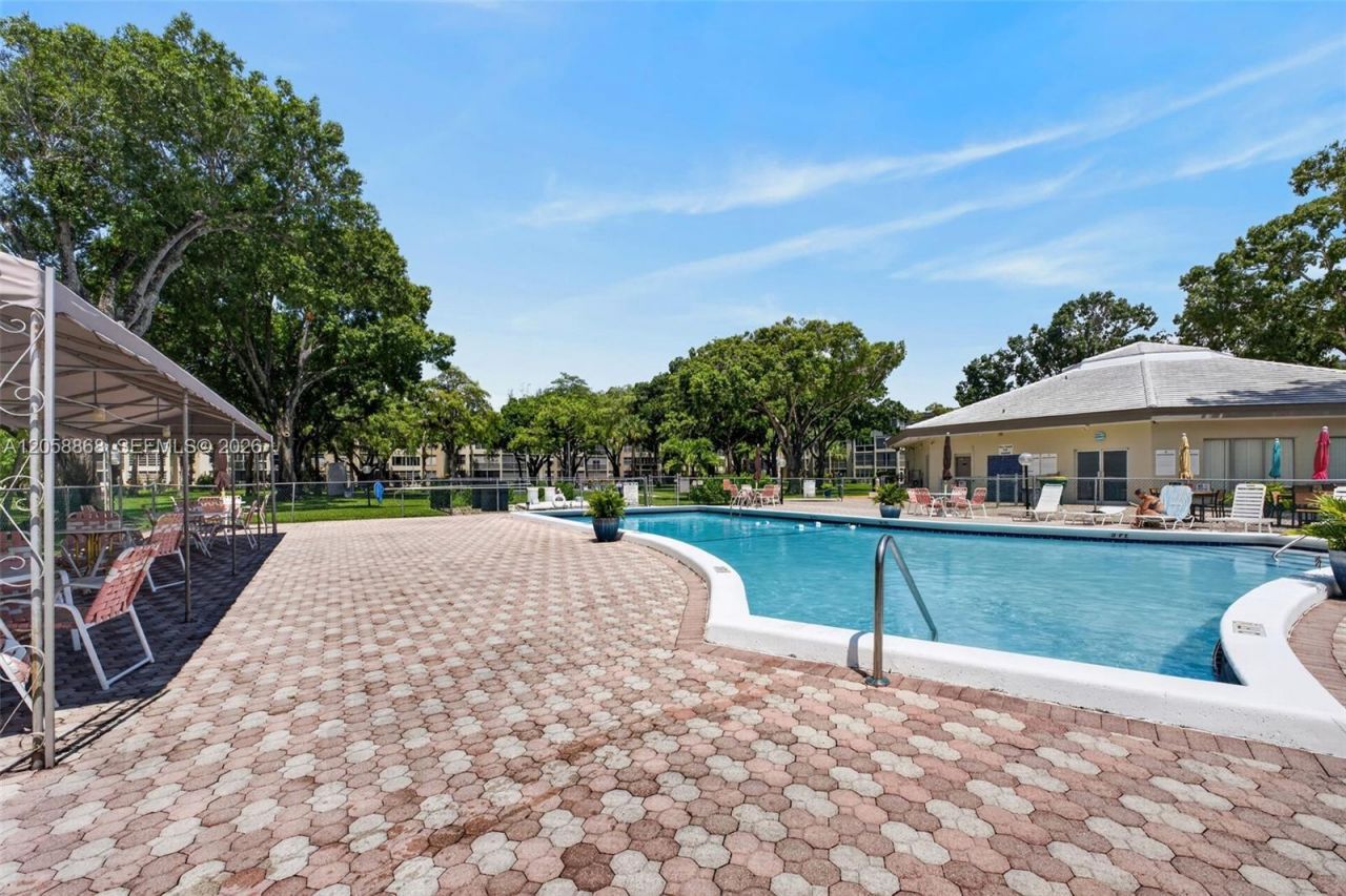 2900 NW 48th Ter , Unit 310, Lauderdale Lakes, FL 33313 Photo