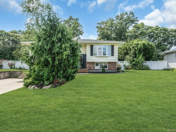 20 Hunter Place, Smithtown, NY 11787