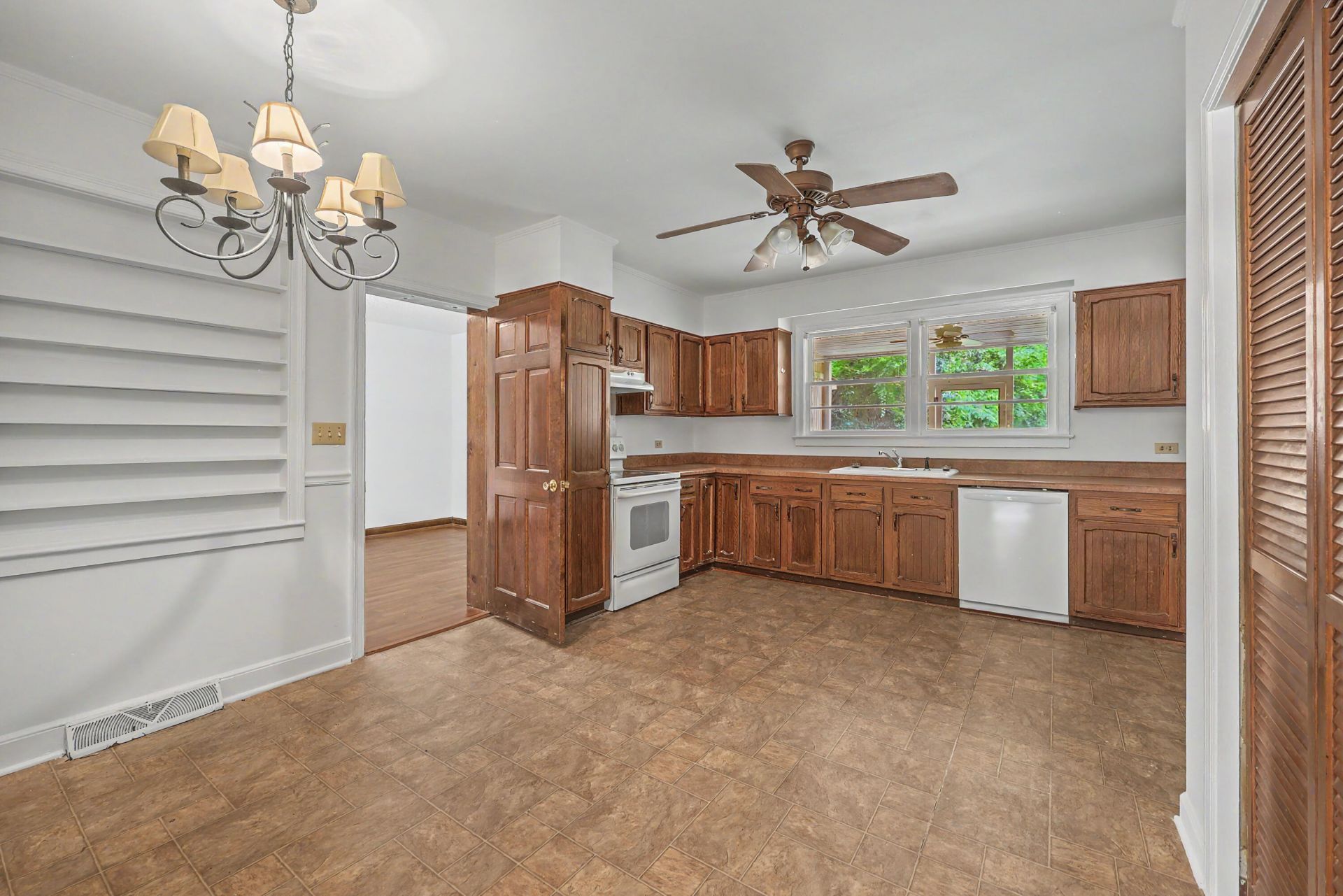 1611 Bacons Bridge Road Photo 9