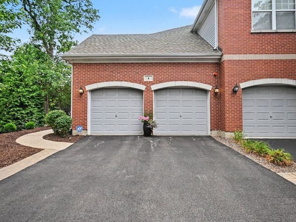 4 Lakebreeze Court , Lake Zurich, IL 60047