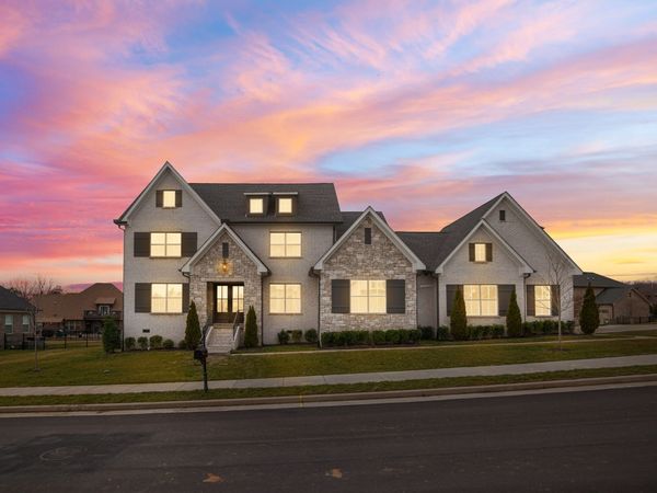 805 Regimental Dr, Hermitage, TN 37076