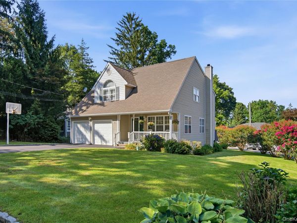 8 Crossman Road, Centerport, NY 11721