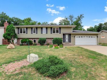 525 Lakewood Drive S, Maplewood, MN 55119