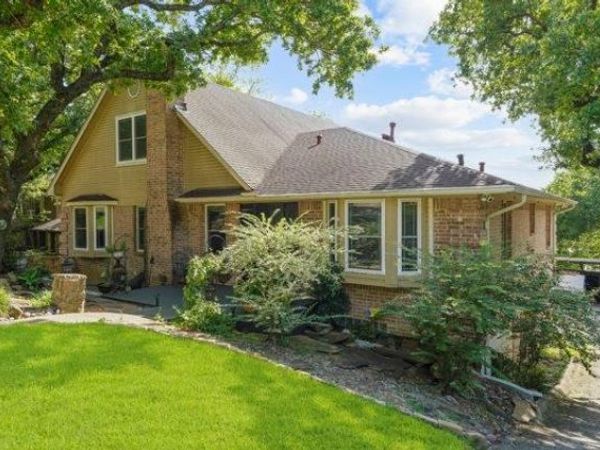 1806 Old Oak Drive , Arlington, TX 76012