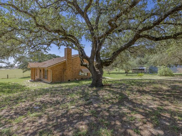 138 BIG OAK DR, Adkins, TX 78101