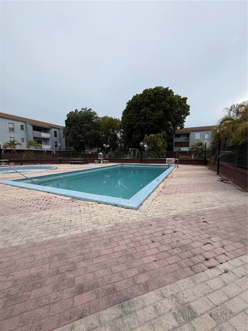 1725 W 60th St, Unit F202, Hialeah, FL 33012 Photo