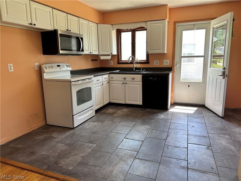 704 Robin Drive, Eastlake, OH 44095 Photo 5