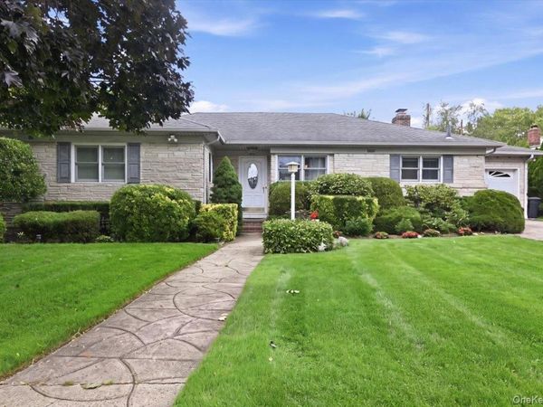 31 Yale Street , Garden City, NY 11530
