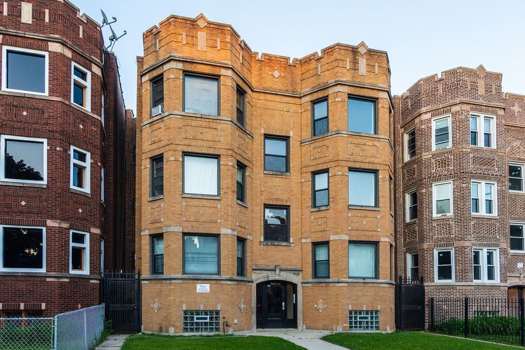 8229 S Vernon Avenue, Unit 3S, Chicago, IL 60619 Main Photo