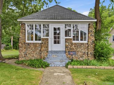 305 Renshaw Avenue , Clawson, MI 48017
