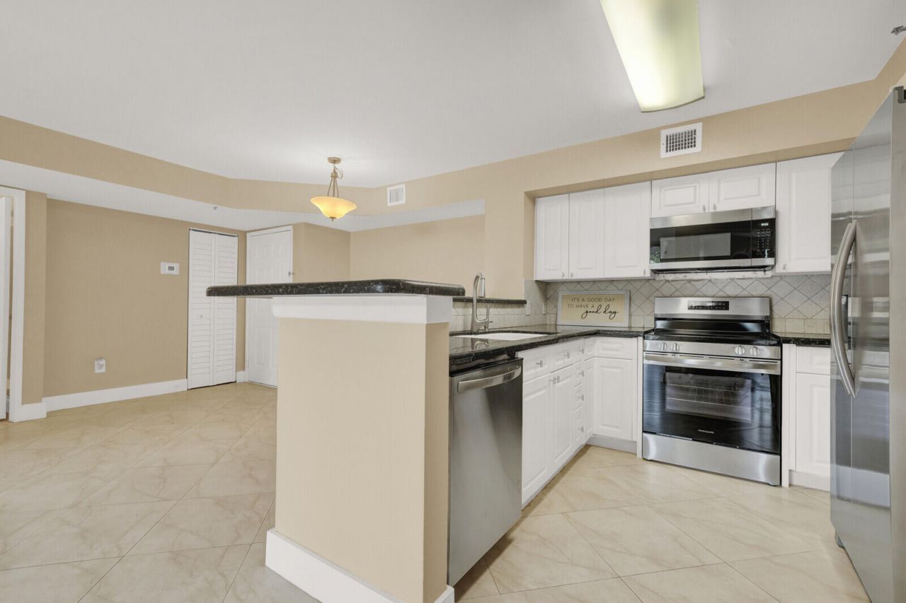 110 Yacht Club Way, Unit 105, Hypoluxo, FL 33462 Photo
