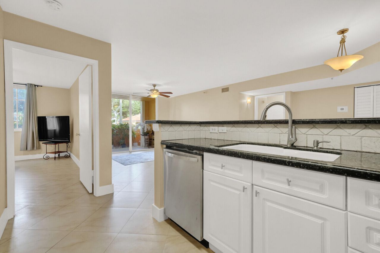 110 Yacht Club Way, Unit 105, Hypoluxo, FL 33462 Photo