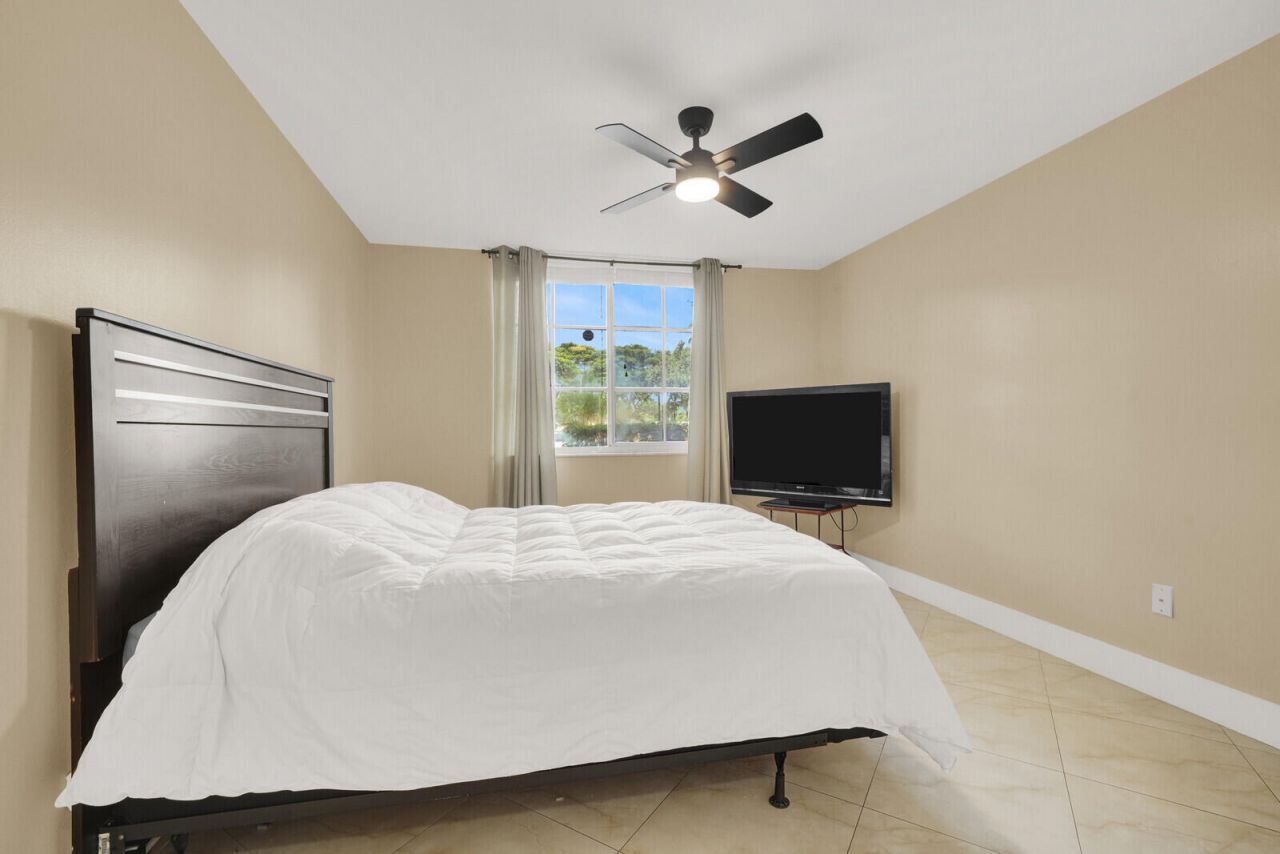 110 Yacht Club Way, Unit 105, Hypoluxo, FL 33462 Photo