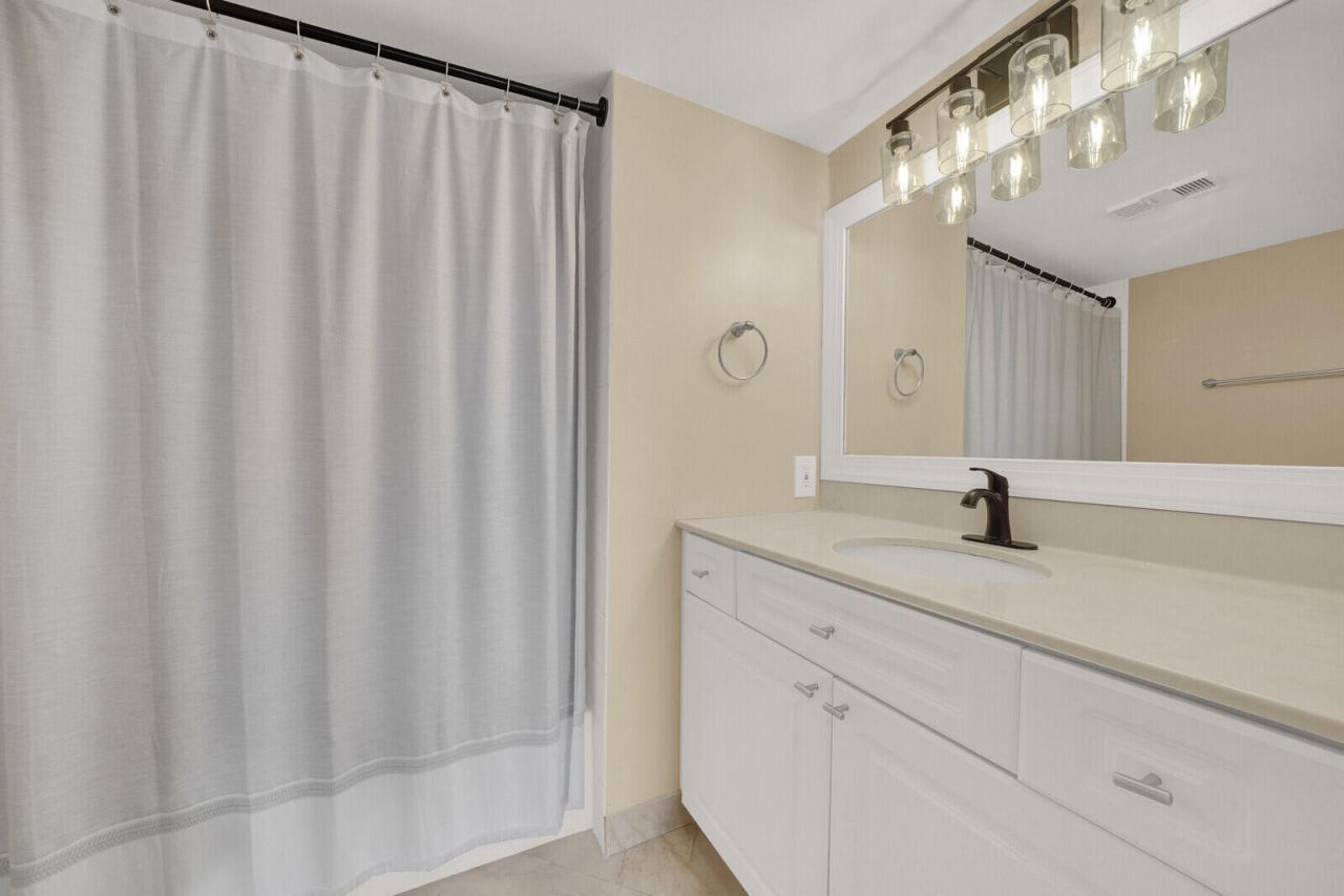 110 Yacht Club Way, Unit 105, Hypoluxo, FL 33462 Photo