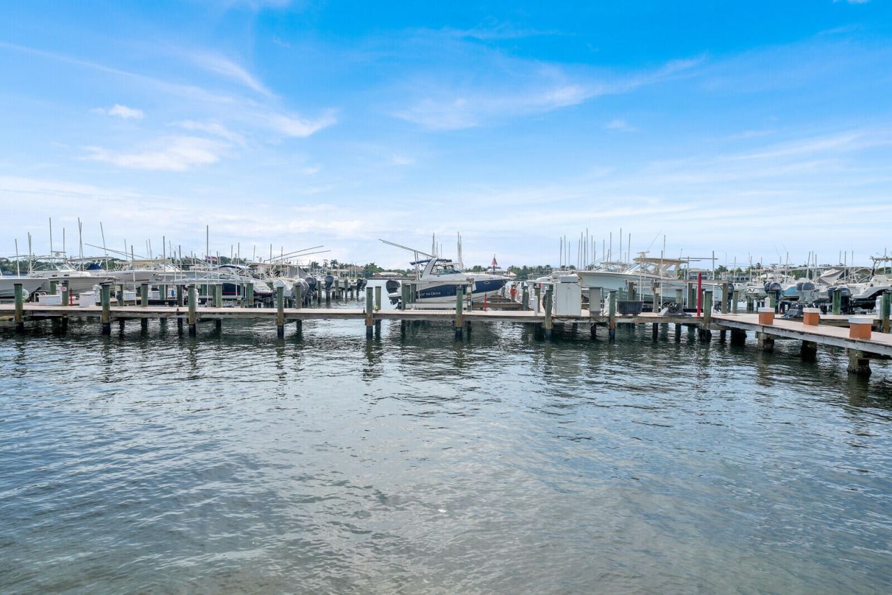 110 Yacht Club Way, Unit 105, Hypoluxo, FL 33462 Photo