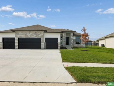 9815 Cumberland Drive, Papillion, NE 68046