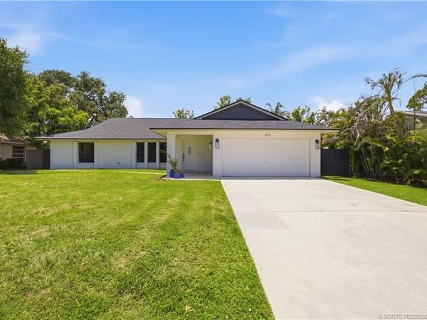 822 SE Cavern Avenue, Port St Lucie, FL 34983