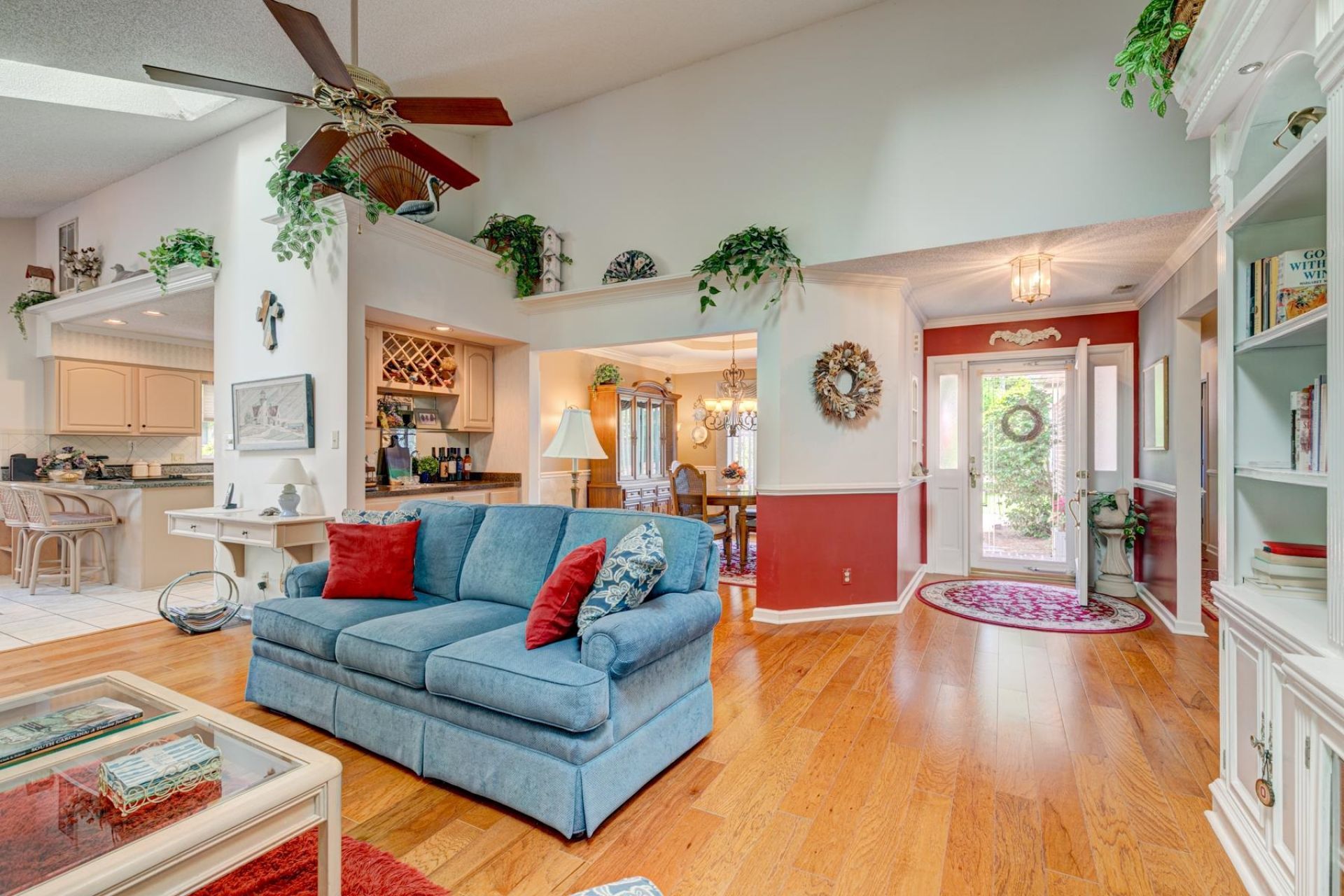 466 Country Club Dr. Photo 10