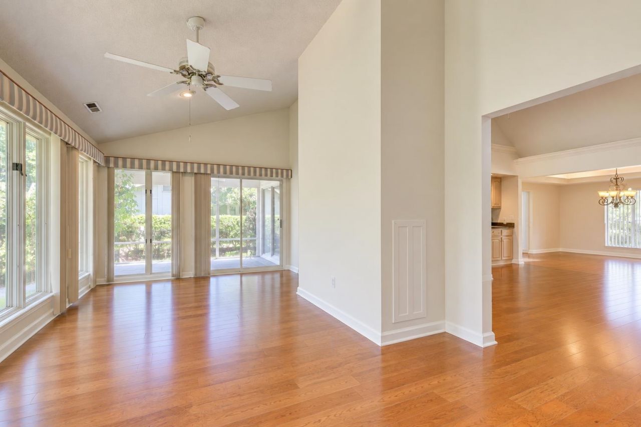 466 Country Club Dr. Photo 11