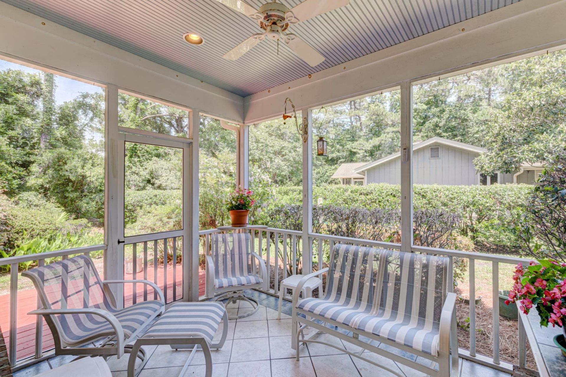 466 Country Club Dr. Photo 15