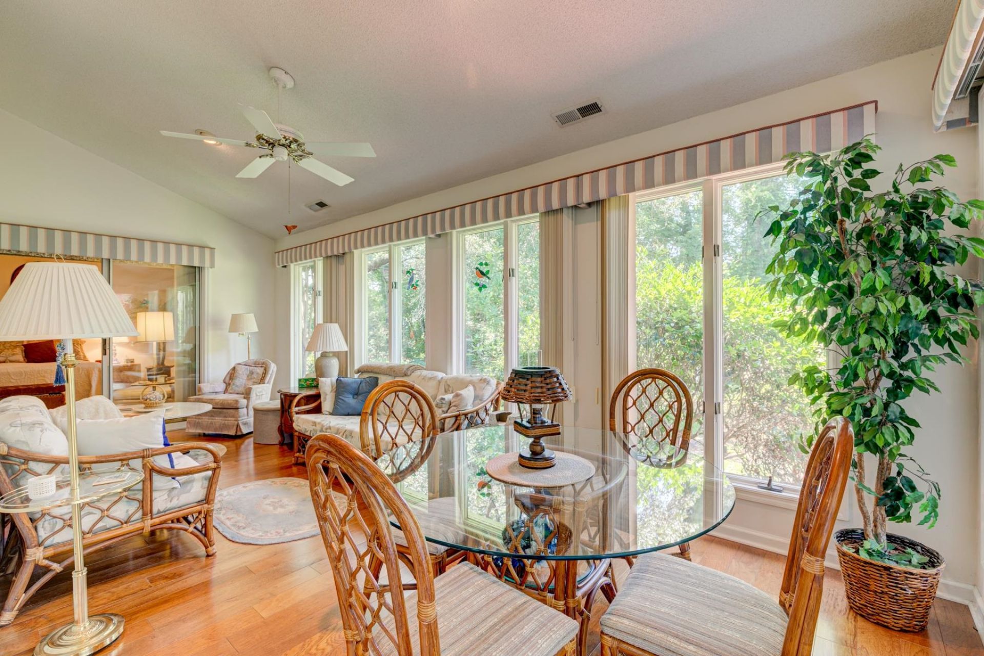 466 Country Club Dr. Photo 16