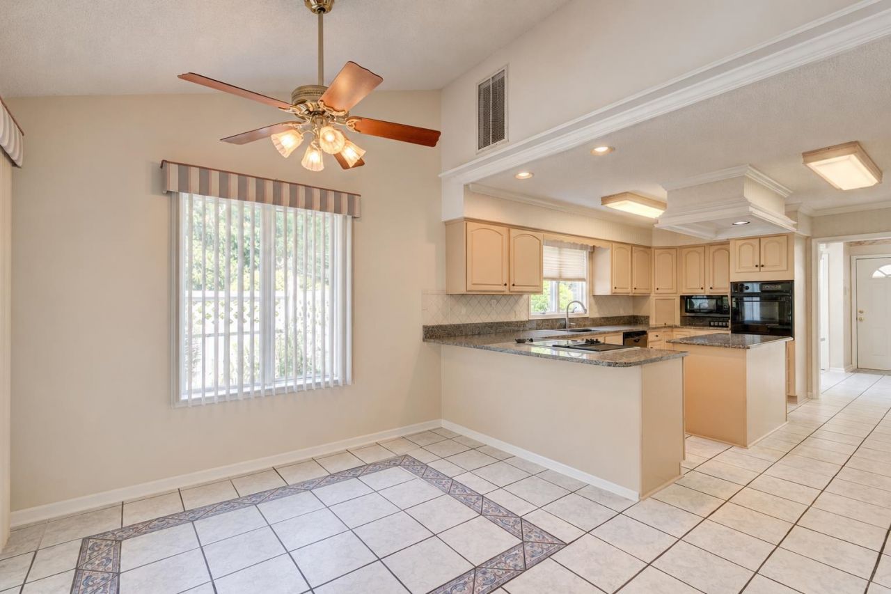466 Country Club Dr. Photo 17