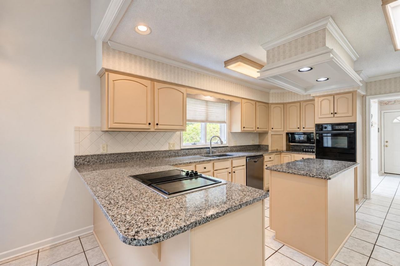 466 Country Club Dr. Photo 18