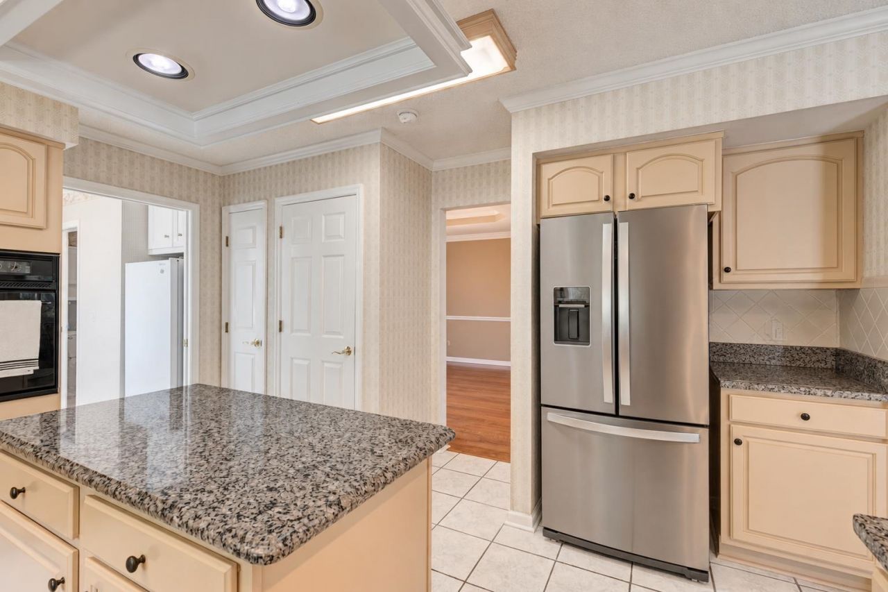 466 Country Club Dr. Photo 19