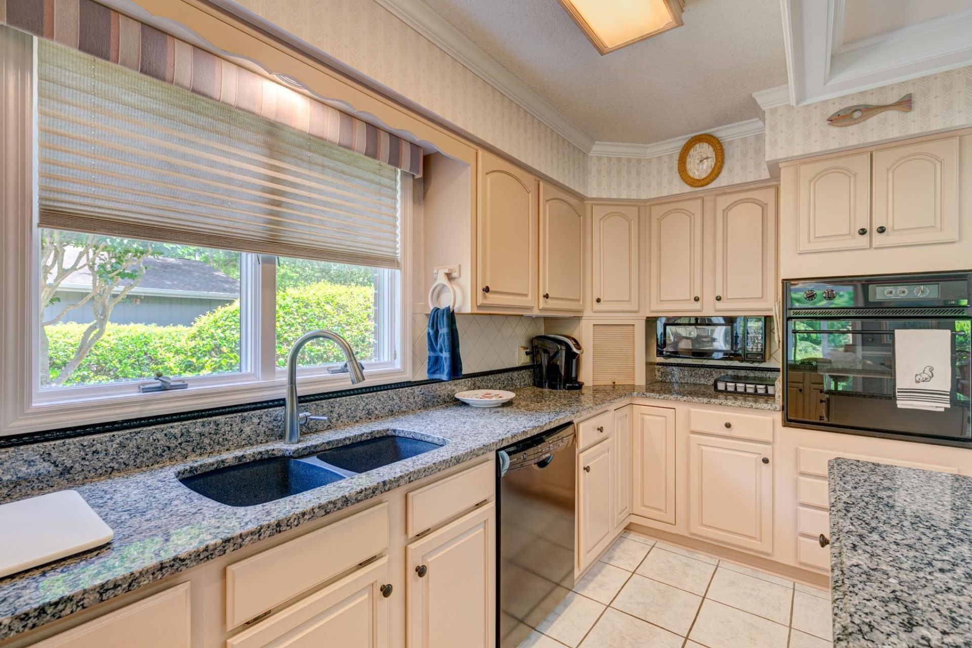 466 Country Club Dr. Photo 20