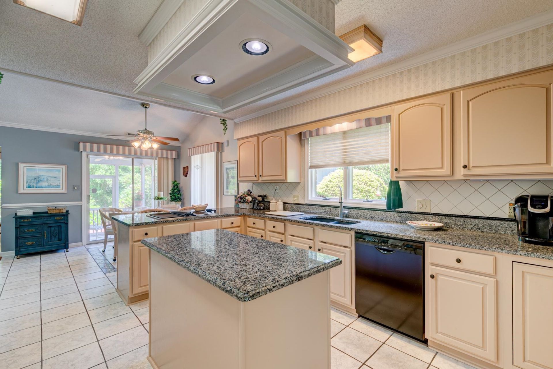 466 Country Club Dr. Photo 21