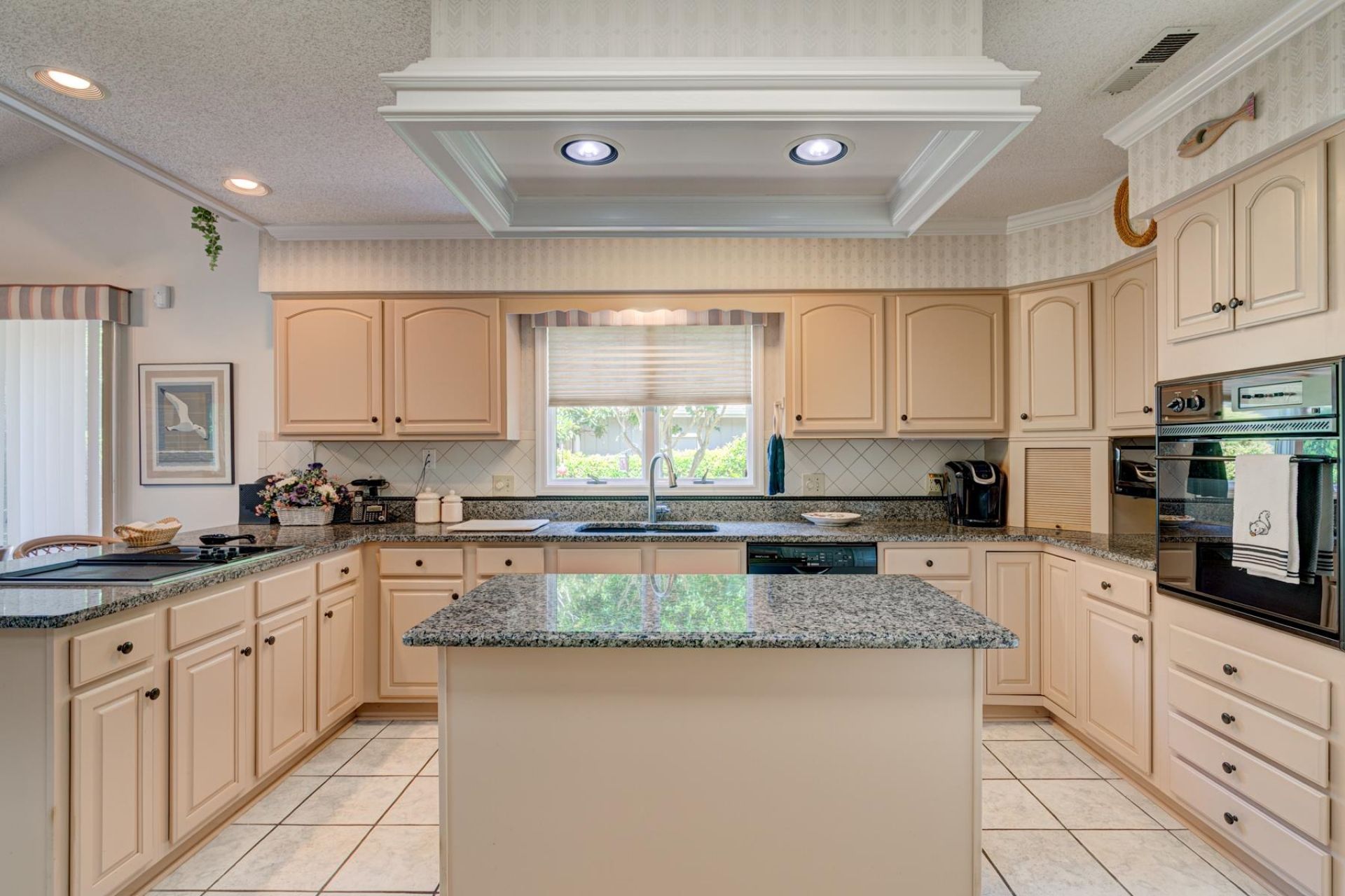 466 Country Club Dr. Photo 22