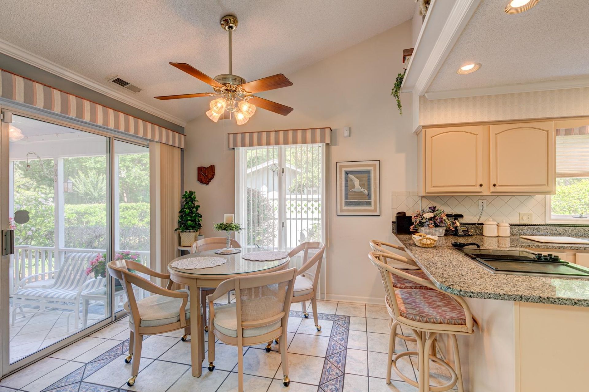 466 Country Club Dr. Photo 22