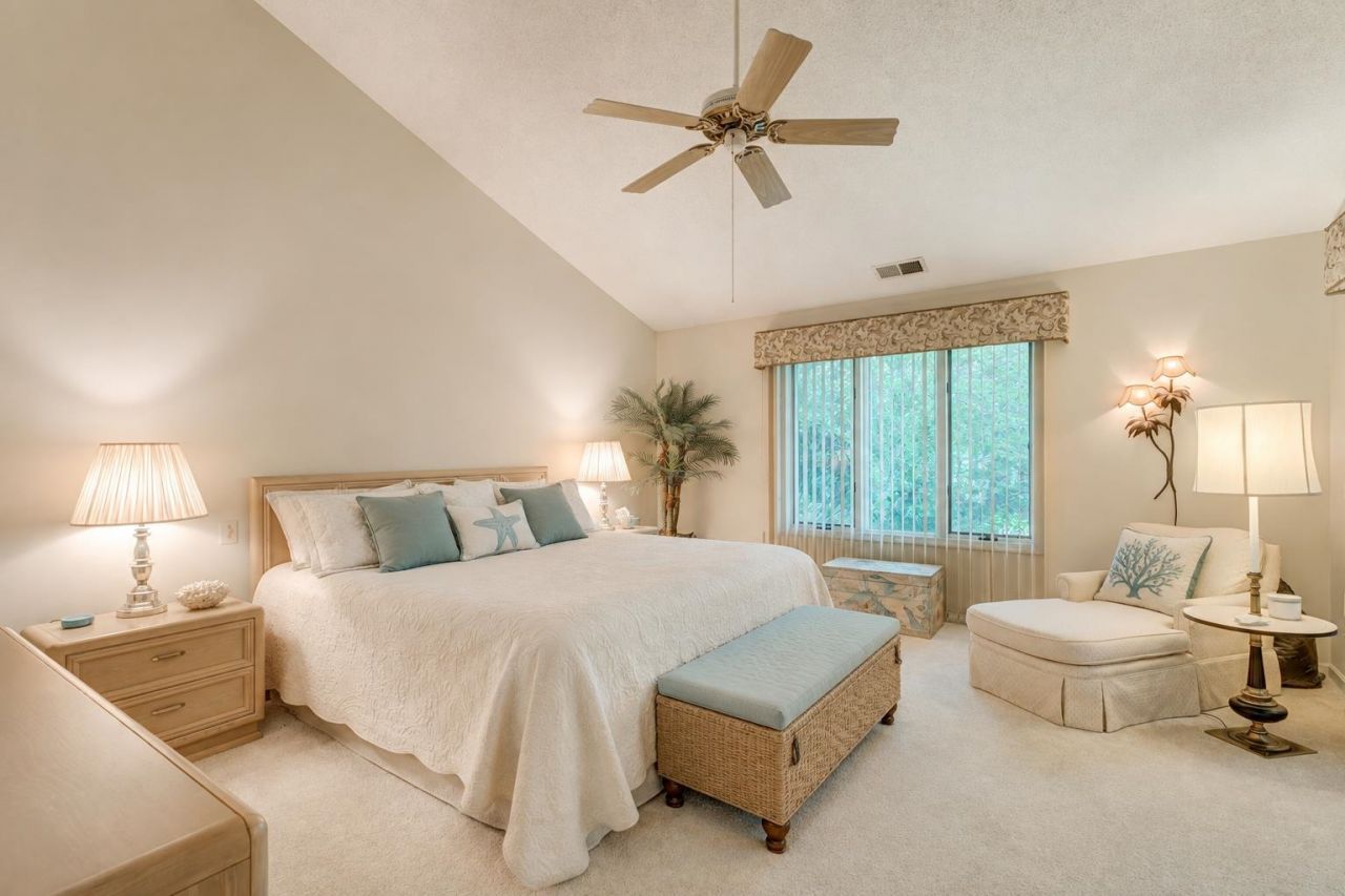 466 Country Club Dr. Photo 23