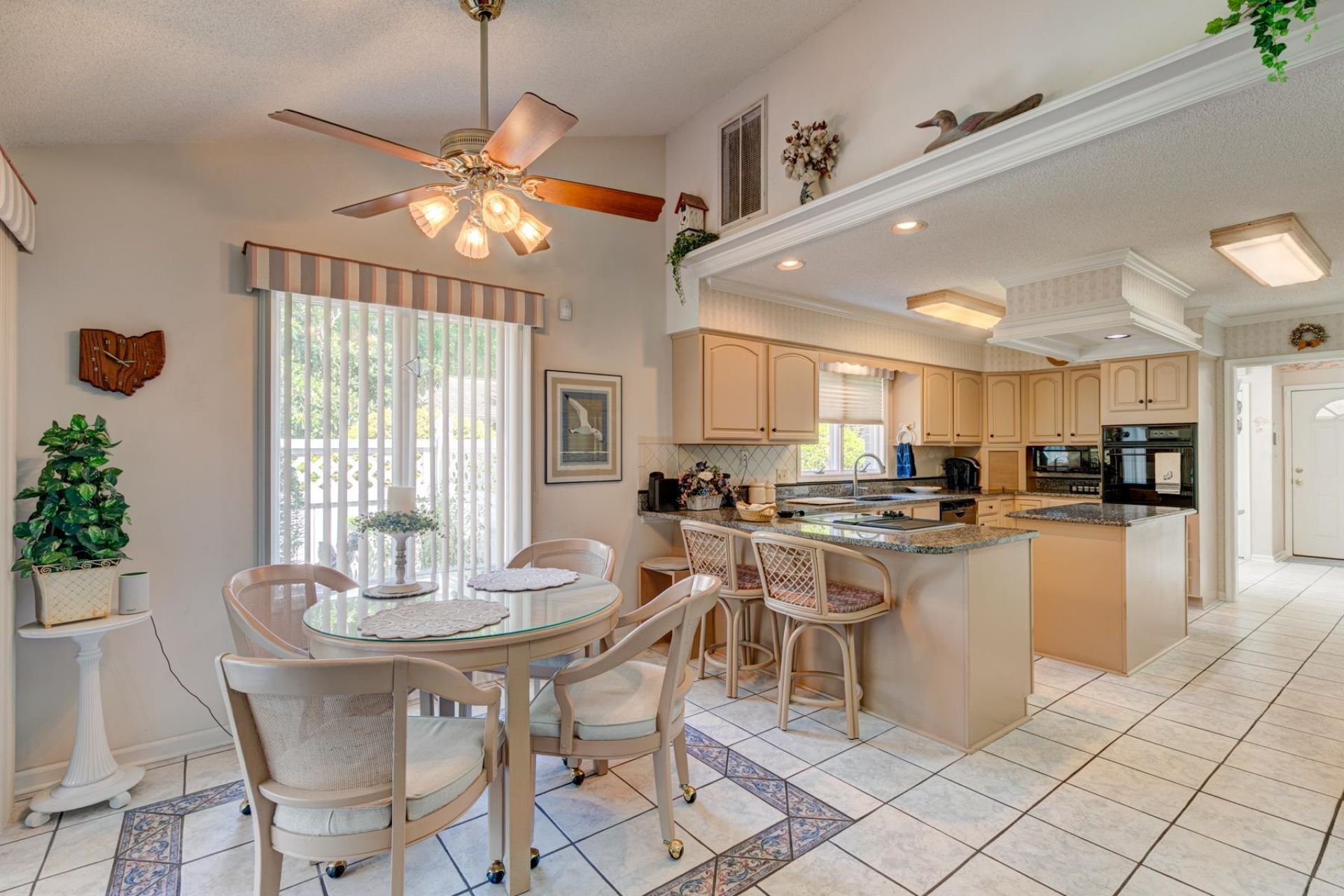 466 Country Club Dr. Photo 23
