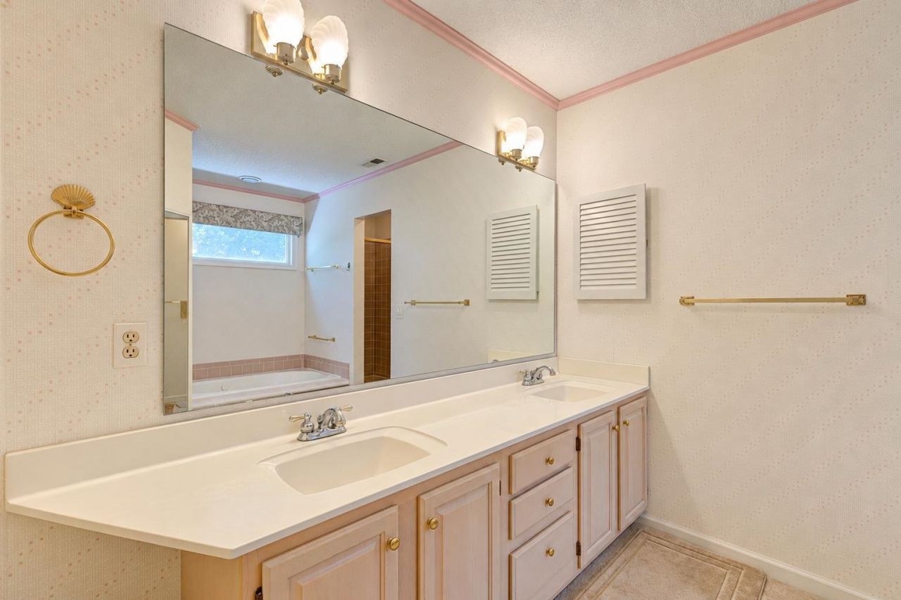 466 Country Club Dr. Photo 26