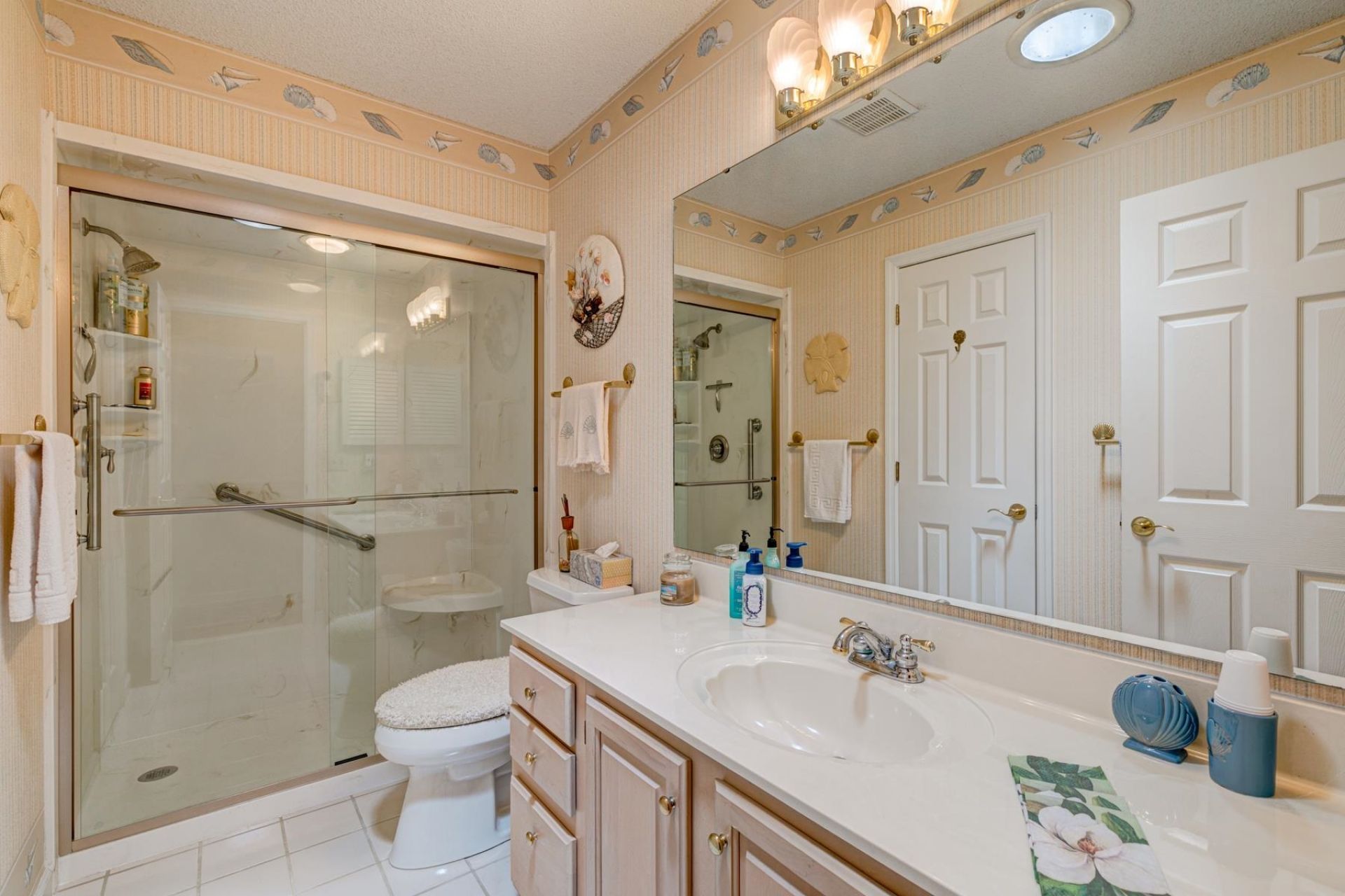 466 Country Club Dr. Photo 32