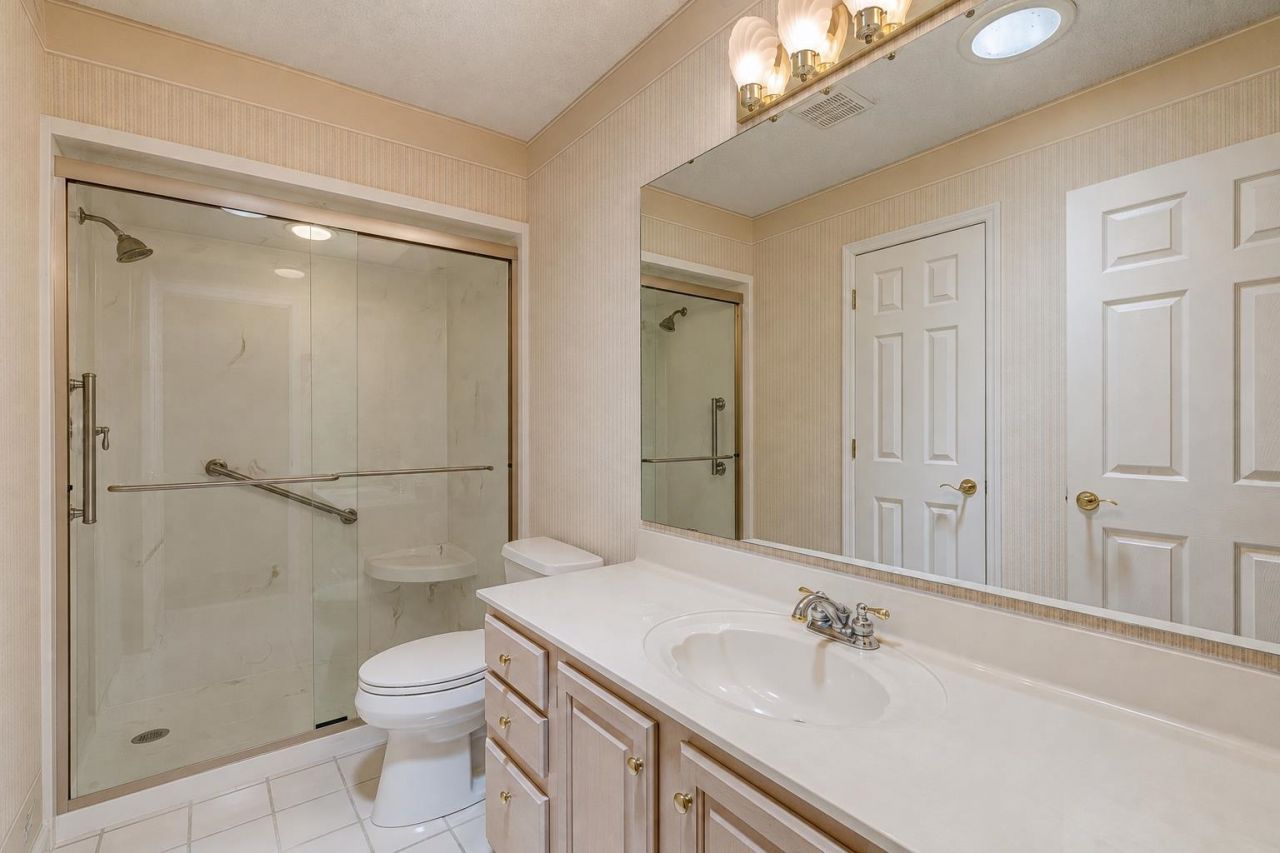 466 Country Club Dr. Photo 33