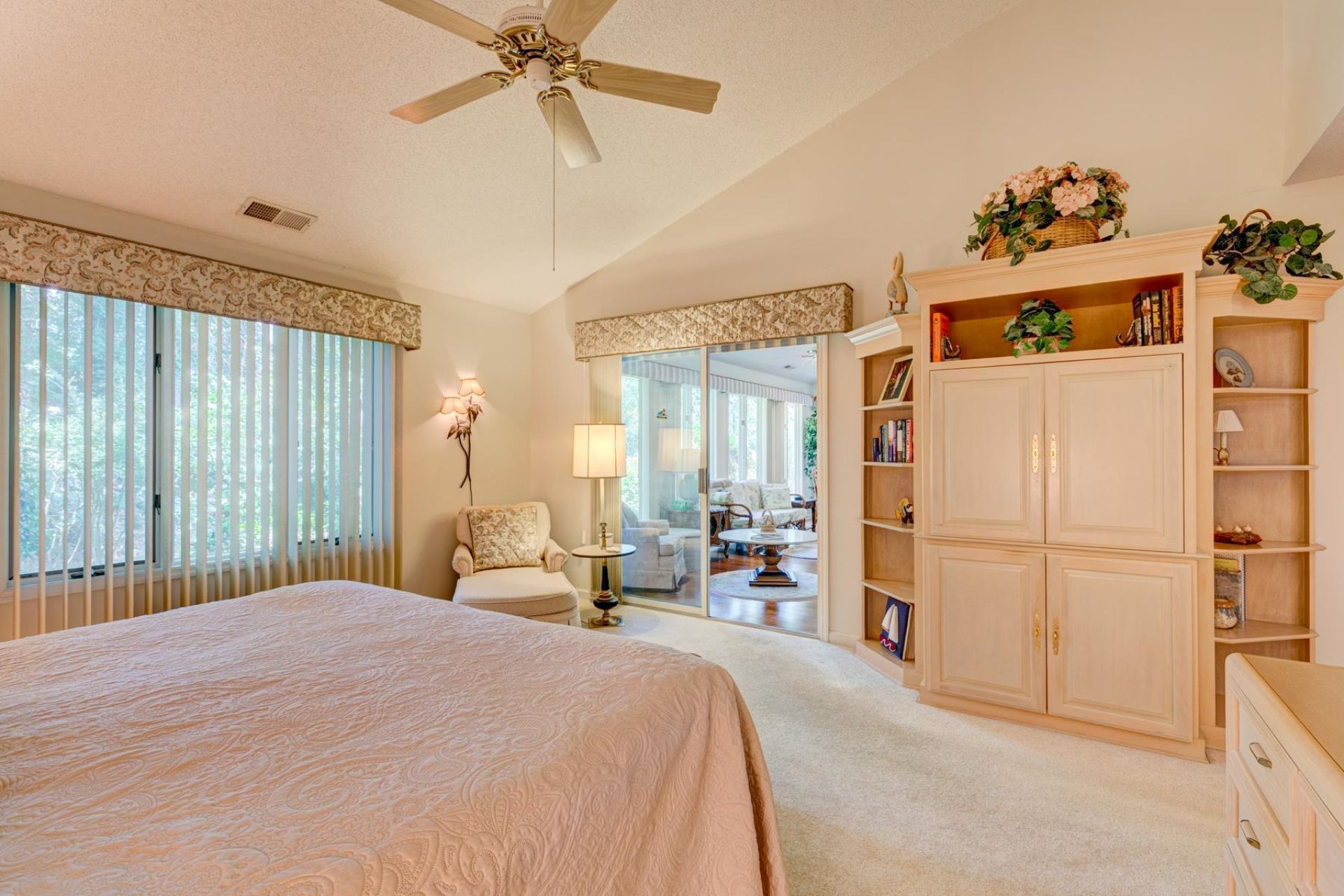 466 Country Club Dr. Photo 33