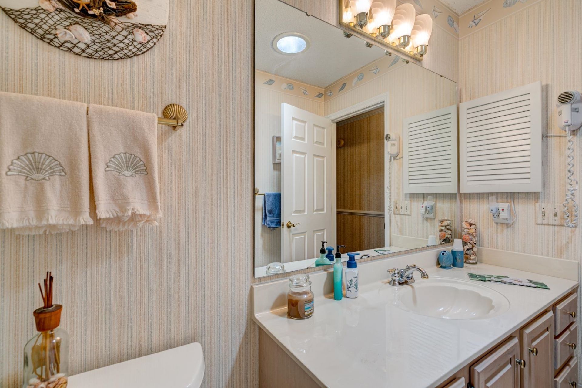 466 Country Club Dr. Photo 34