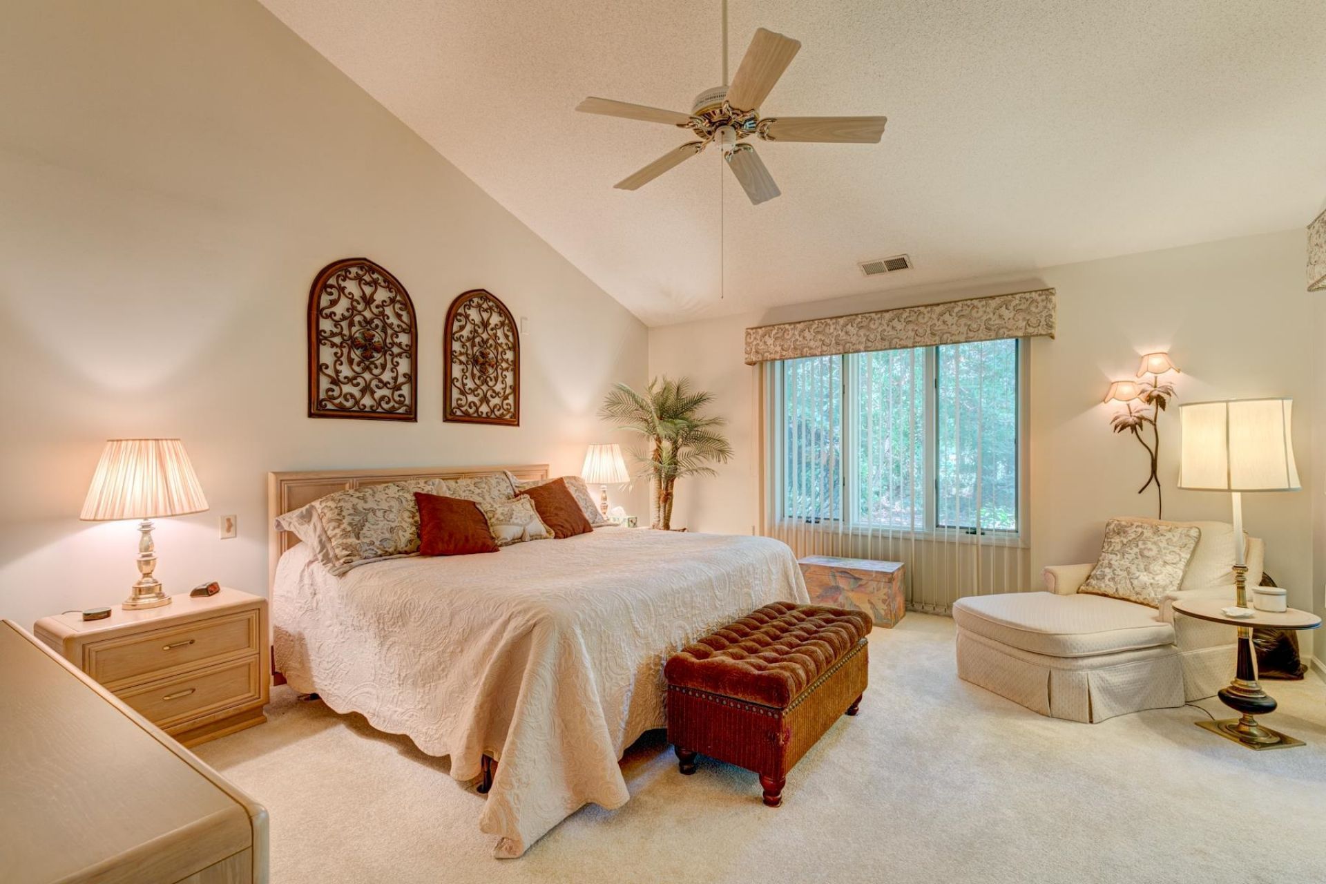 466 Country Club Dr. Photo 34