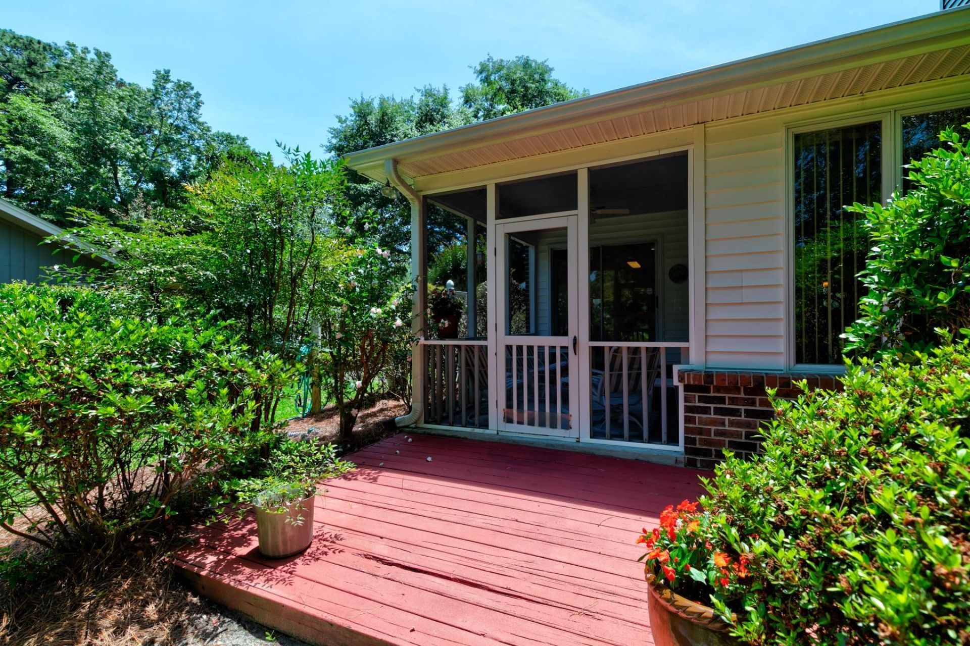 466 Country Club Dr. Photo 44