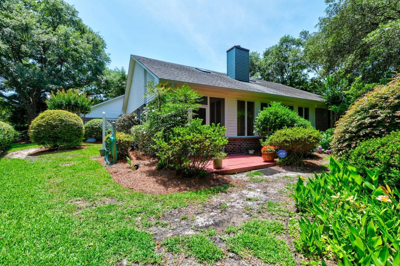 466 Country Club Dr. Photo 45