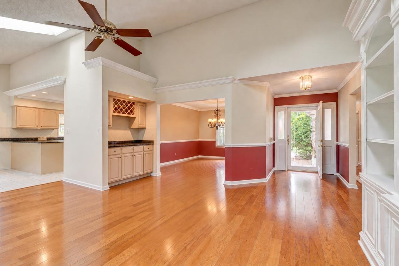 466 Country Club Dr. Photo 6