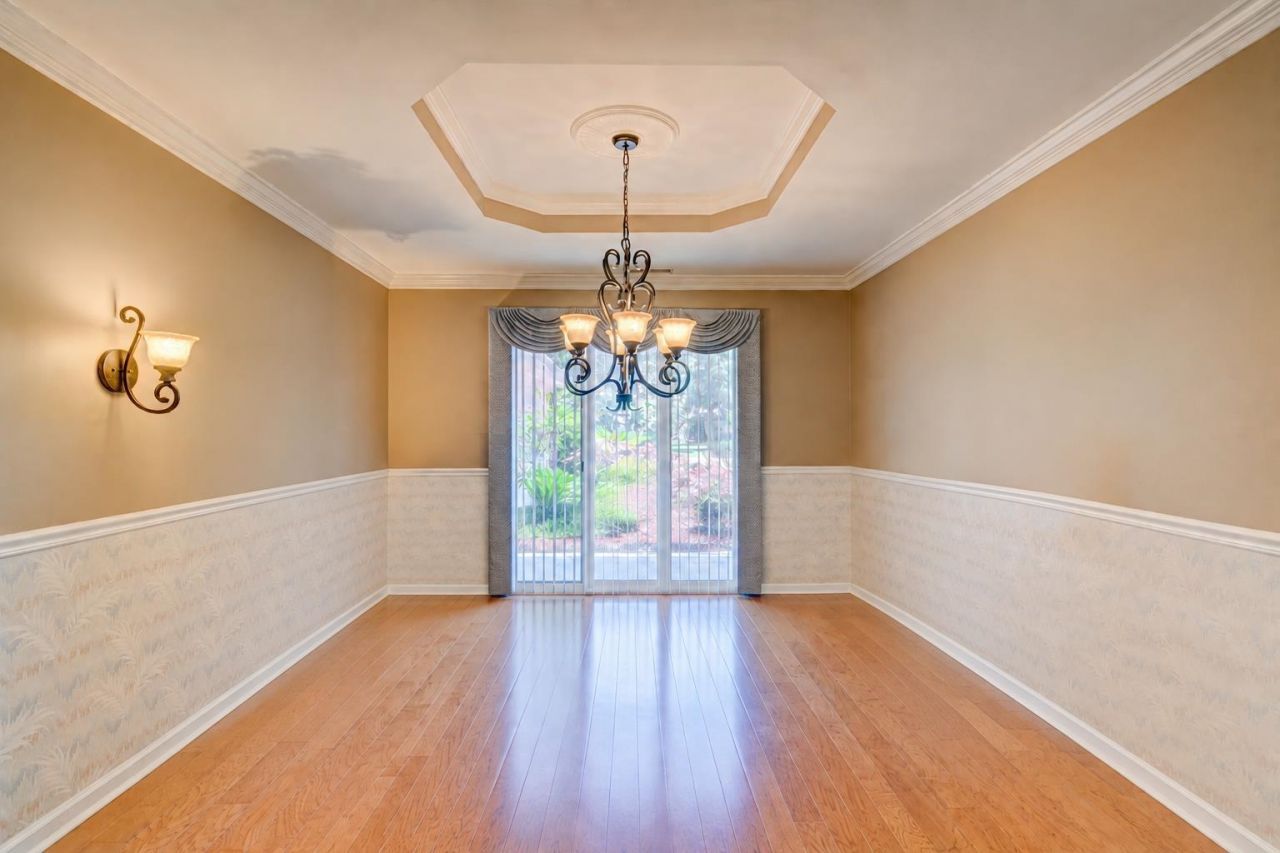 466 Country Club Dr. Photo 7