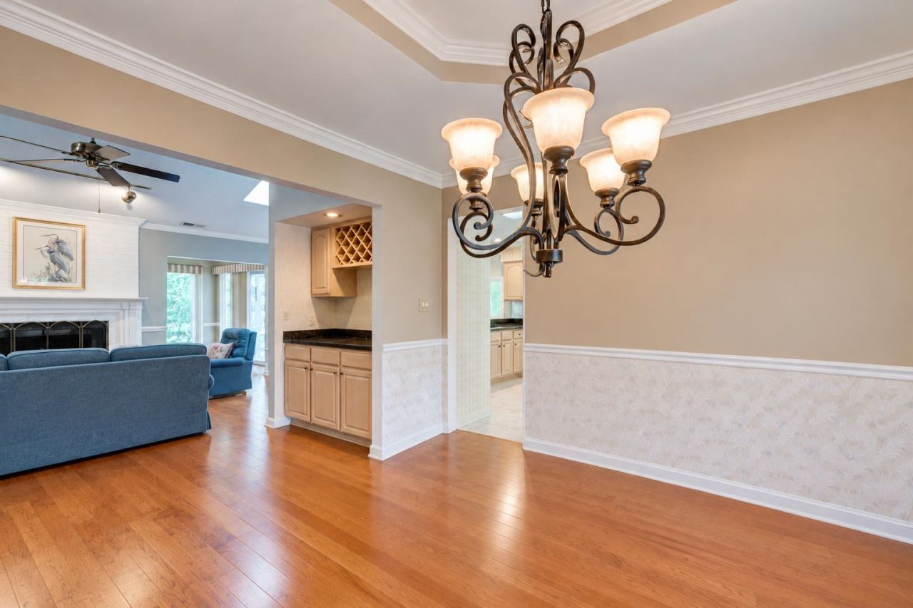 466 Country Club Dr. Photo 8