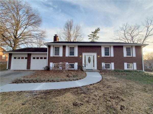 15 Circle Drive, Warrensburg, MO 64093