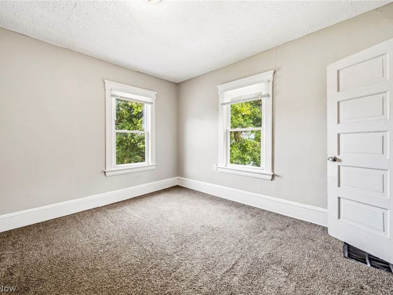 10929 Tacoma Avenue, Cleveland, OH 44108 Photo 13